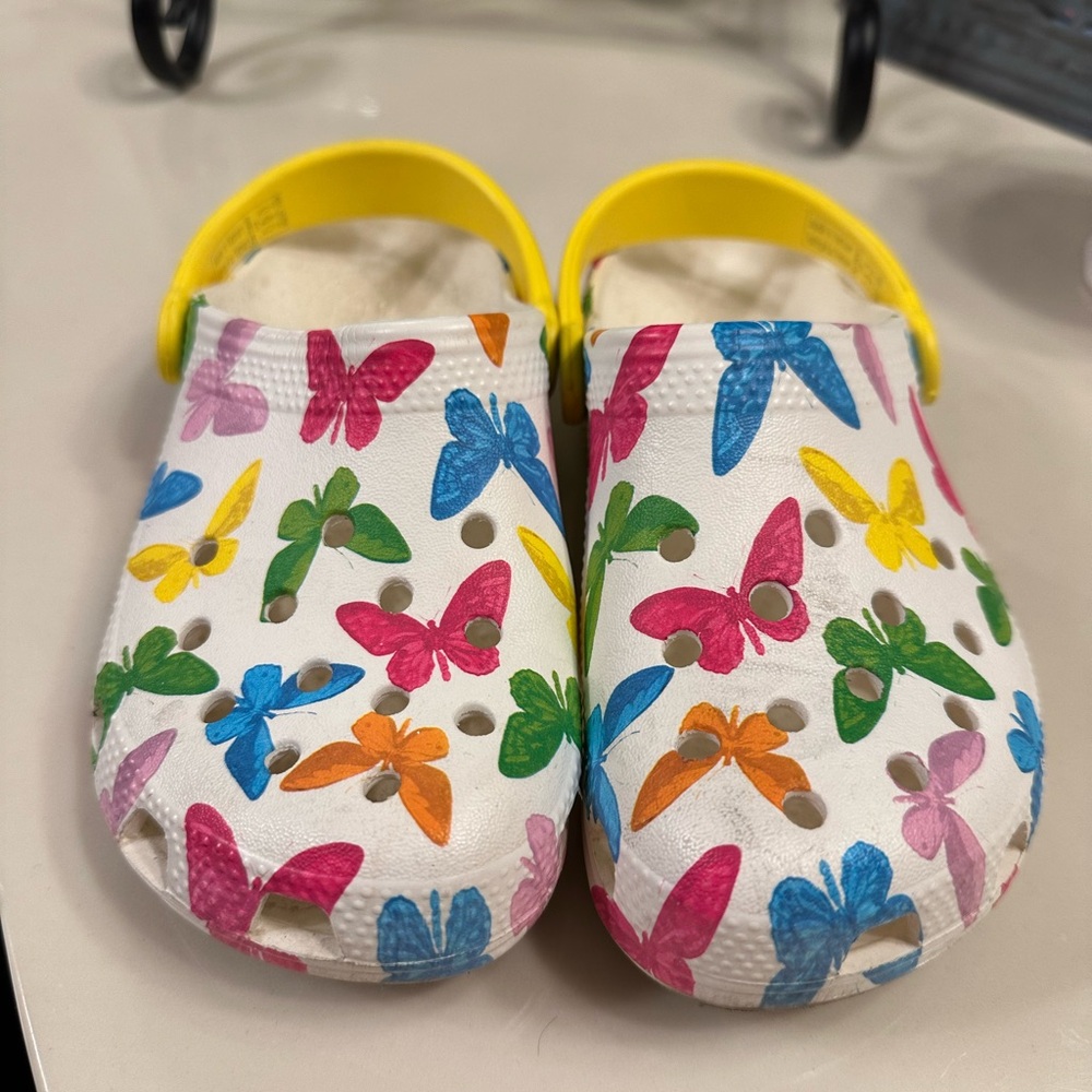 CROCS Kids Butterfly Print Clogs - Multicolor